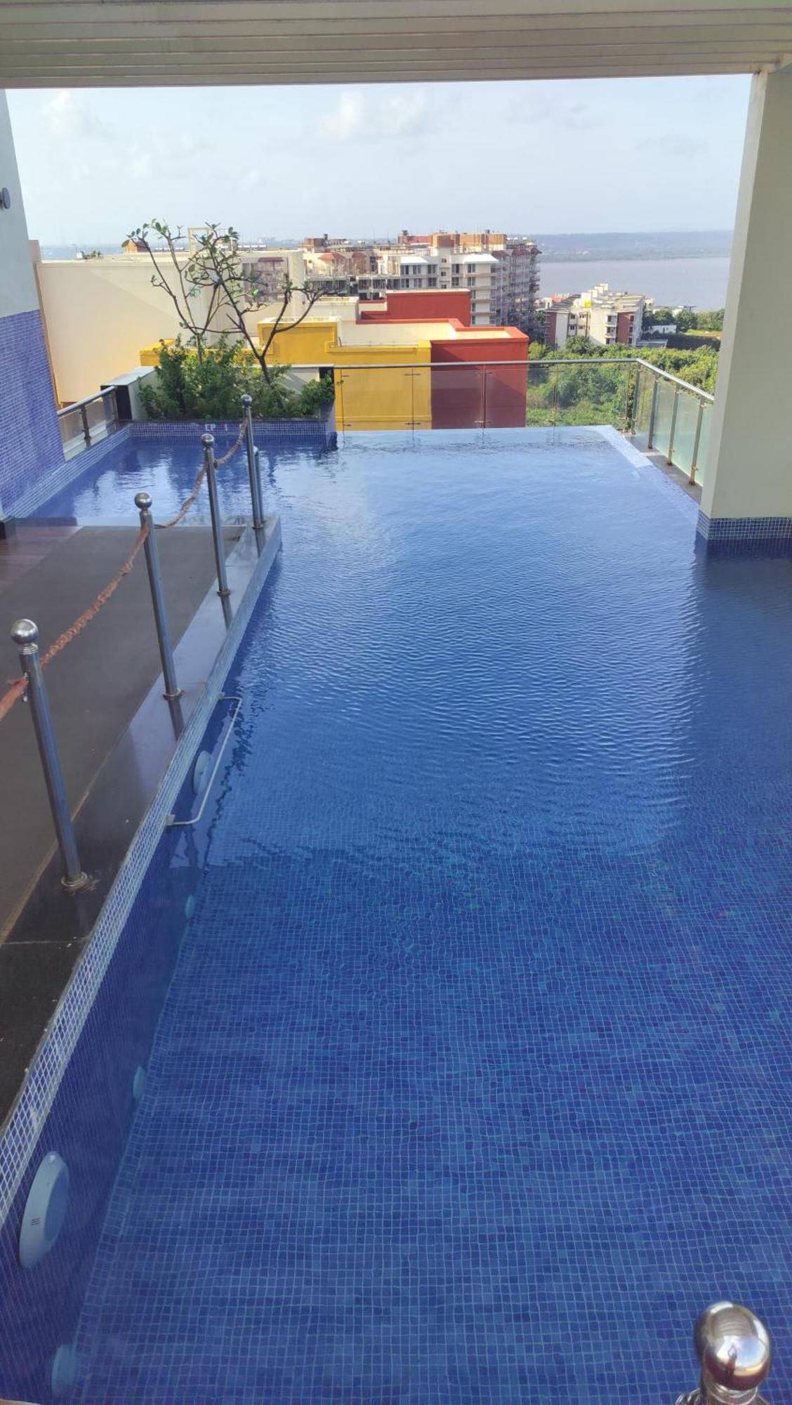 Good Pool View Premium 206